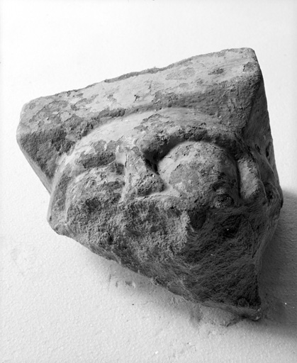 Fragment de corbeau de cheminée (?) retrouvé en remploi au n° 62.