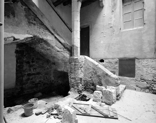 Cour, départ de l'escalier et accès à la cave