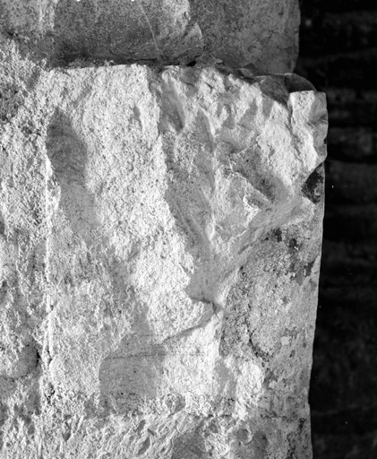 N° 62, deuxième étage mur est, vestige de chapiteau de la cheminée