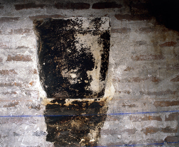 N° 62, troisième étage, mur ouest : corbeau et trait de niveau.