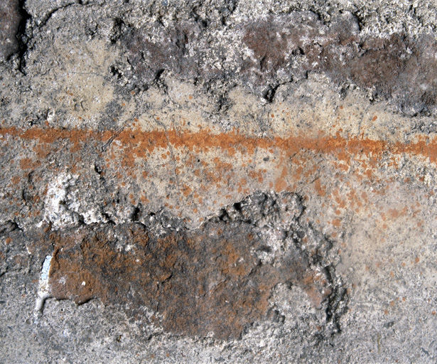 N° 62, troisième étage, mur ouest : trait de niveau.