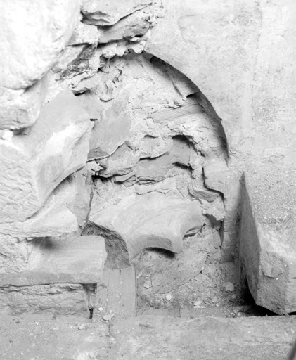 N° 62, troisième étage, mur nord, vestiges d'une baie et remplois