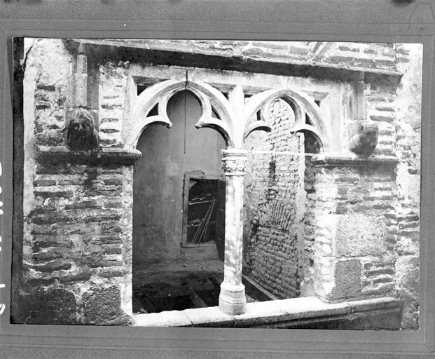 Rue du Portail des Augustins. Maison démolie en 1912. Vue d'une fenêtre. (Coll. particulière, reproduction)