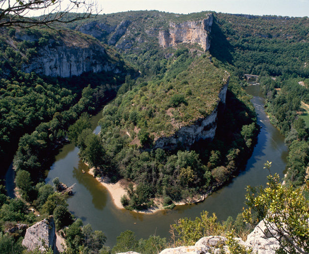 Vue du site de Bone où se trouvent encore quelques rares vestiges du château, depuis le causse d'Anglars à l'est.