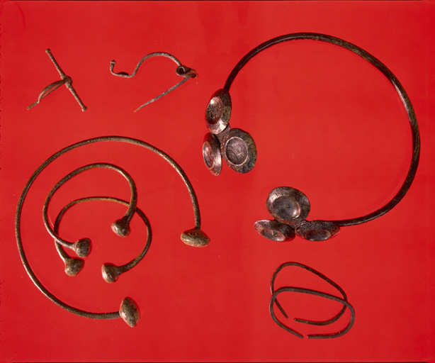 Torques, bracelets et fibules, en bronze, provenant de la nécropole du Frau, de l'âge du fer, fouillée par B. Pajot.