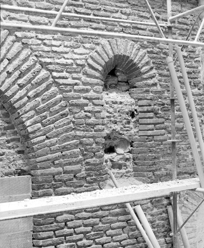 Corps arrière, élévation sur cour, détail : arcade et baie du rez-de-chaussée, état en 1989