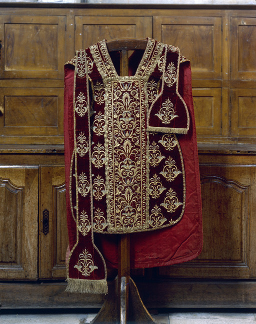 Chapes (3), chasuble, dalmatiques (2), étoles (2), manipules (3), ornement pontifical