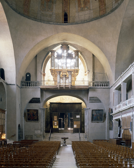 Première travée et tribune d'orgue vues depuis le choeur