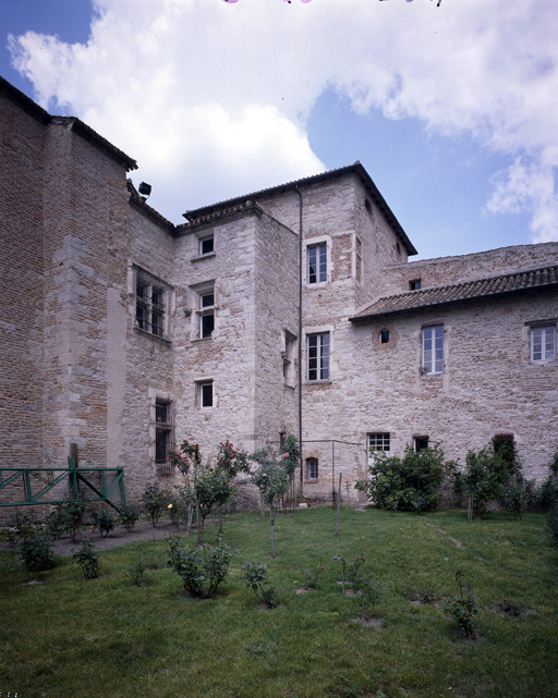 Ensemble du bâtiment accolé à la chapelle Saint-Martin depuis le sud-ouest