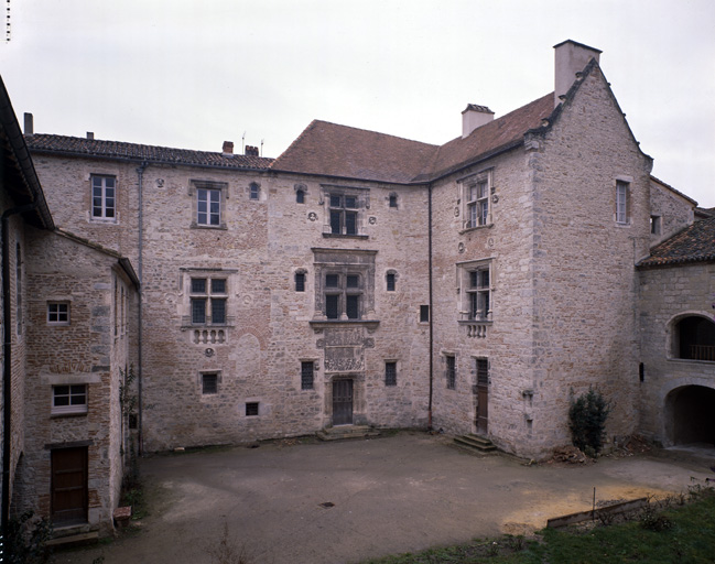 Vue d'ensemble des élévations sur la cour depuis le nord-est.