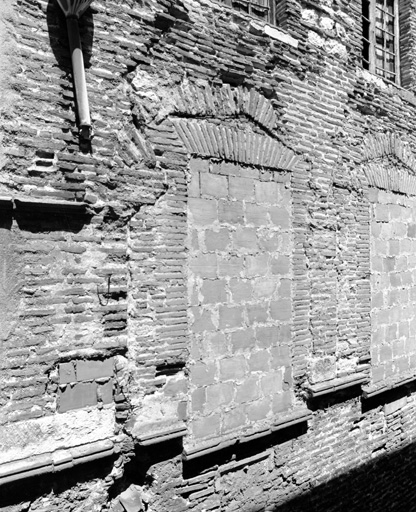 Elévation sur la rue Dominici, détail : vestiges des baies du premier étage