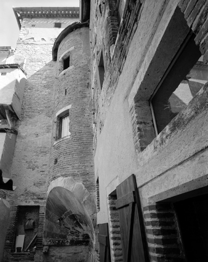 Elévation postérieure de la tour d'escalier et tourelle sur trompe