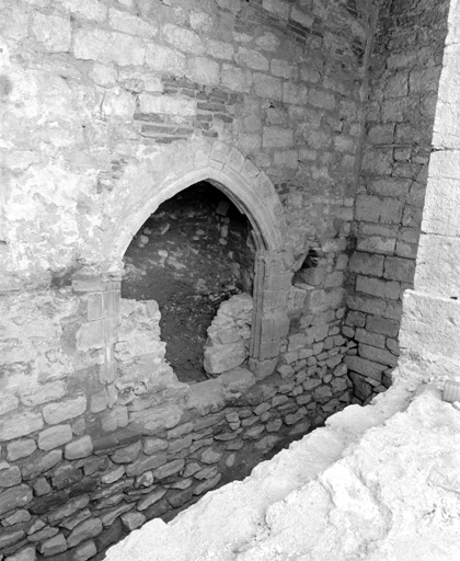 Cloître : porte murée donnant sur la galerie ouest