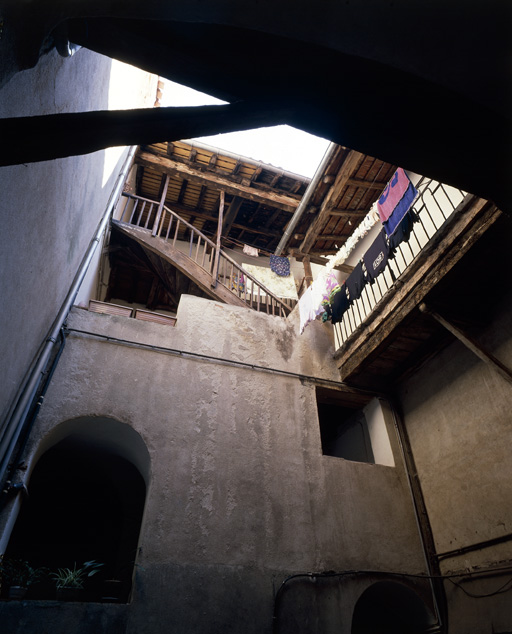 Cage d'escalier et galeries depuis la cour