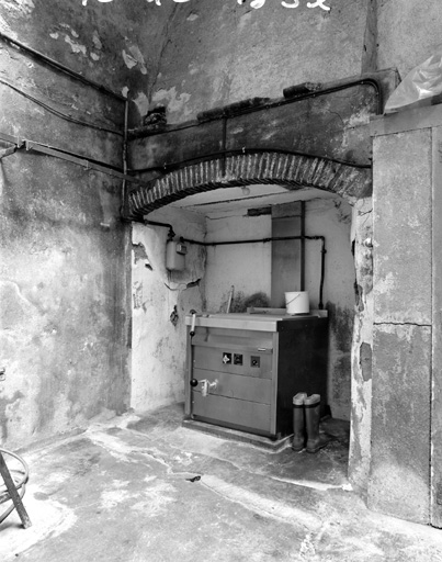 Cheminée dans la cour