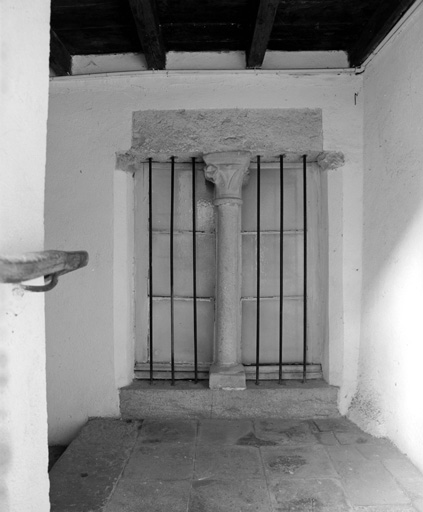 Fenêtre à colonnette conservée au niveau du repos de l'escalier