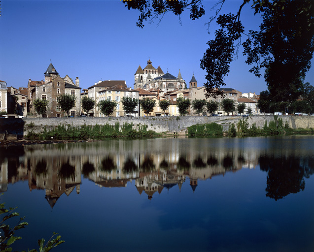 Cathédrale, hôtel de Roaldès et quai vu depuis la rive gauche du Lot.