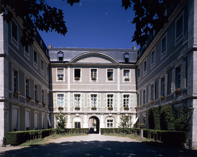 Elévations sur la cour d'honneur vues depuis l'entrée.
