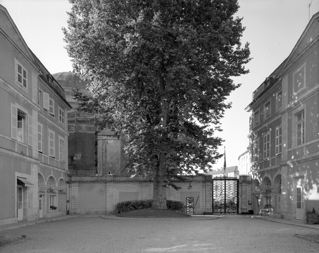 Cour d'honneur vue depuis le fond de la cour.