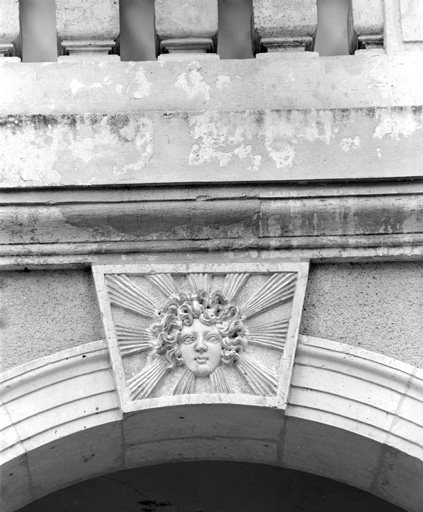 Clef de l'arc du passage sous le corps principal.