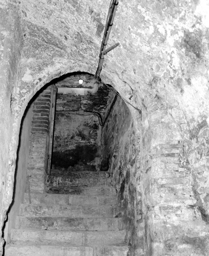 Sous-sol du corps de bâtiment est : porte médiévale.