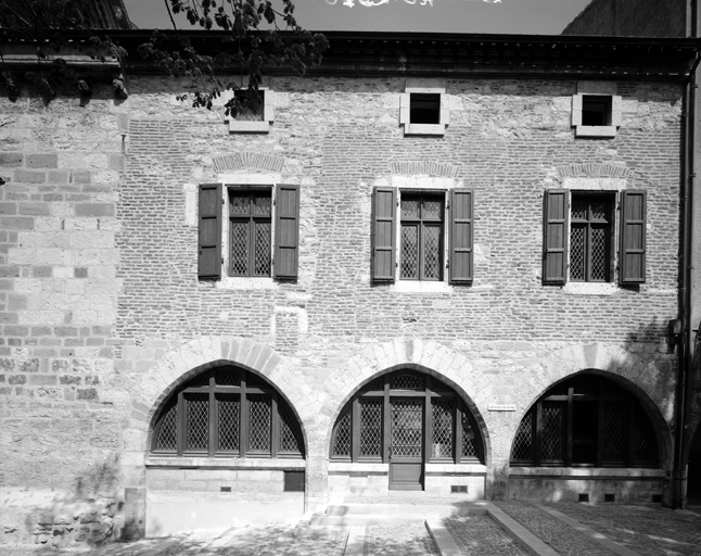 Façade sur la place Chapou de l'actuelle Agence des Bâtiments de France.