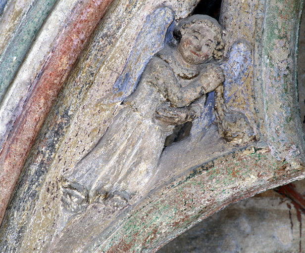 Enfeu de la première chapelle est, détail de l'arc : ange de gauche