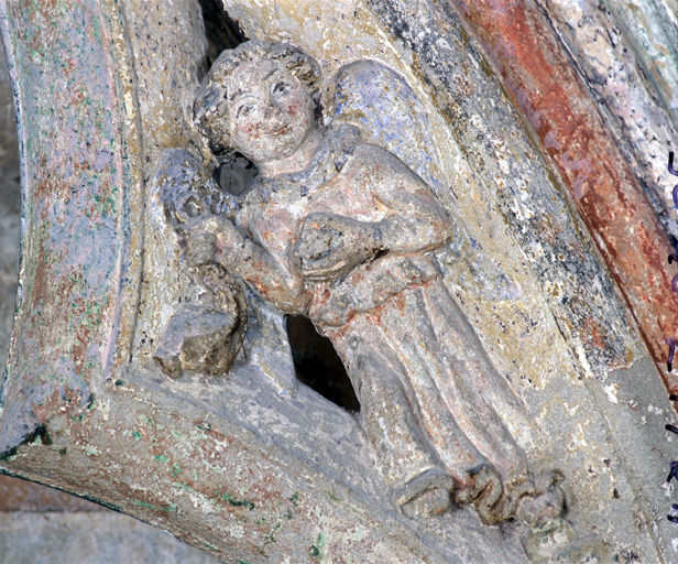 Enfeu de la première chapelle est, détail de l'arc : ange de droite