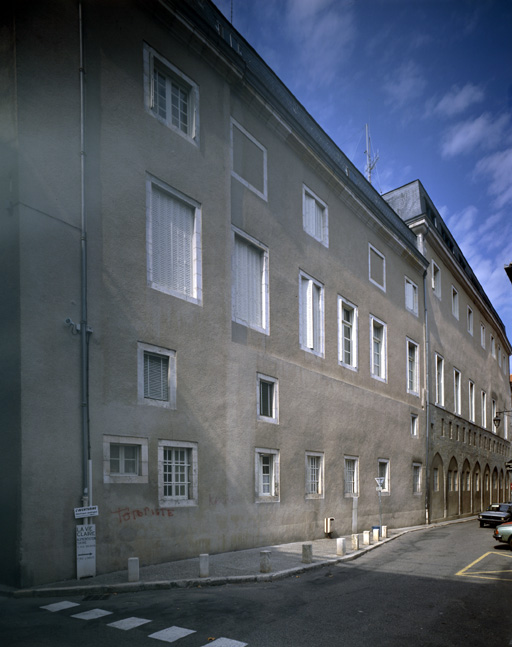 Ensemble de l'élévation sur la rue Clément-Marot, depuis le sud.