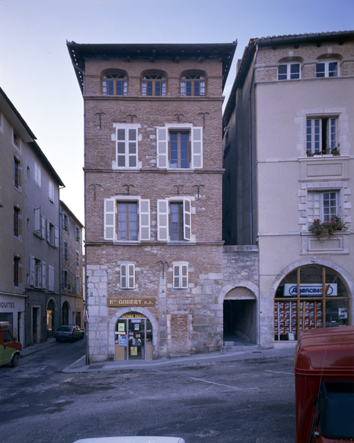 Ensemble de l'élévation sur la place de la Libération.