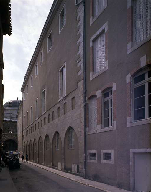 Ensemble de l'élévation sur la rue Clément-Marot depuis le nord
