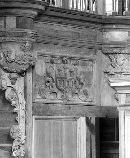 Panneau sculpté aux armoiries du Chapitre cathédral