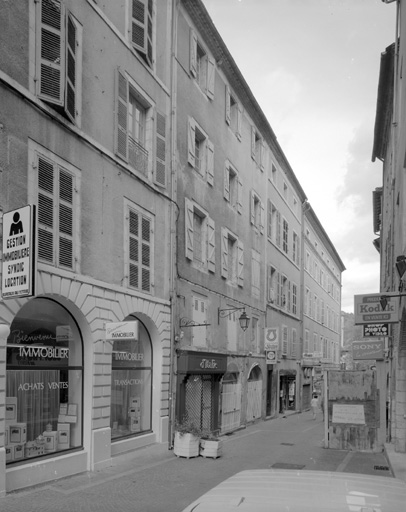 Façade sur la rue depuis l'ouest.