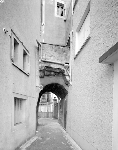 Porte sur la rue de l'Université (parc. CH 565.566) depuis l'ouest