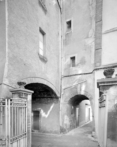 Porte sur la rue de l'Université (parc. CH 565.566) depuis le nord-est