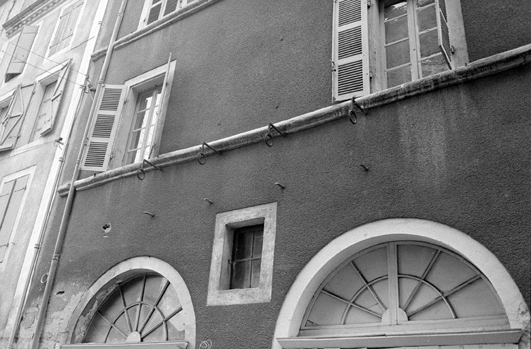 Détail de la façade est avec porte-bannes remployées (état en 1971).