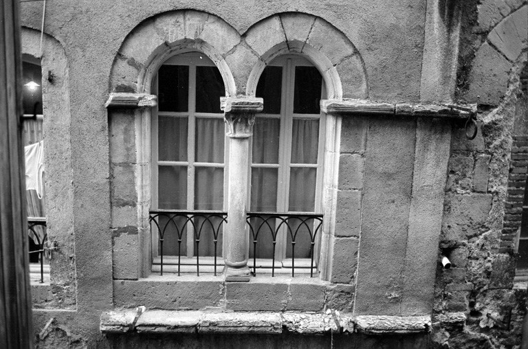 Elévation est sur l'impasse, détail : fenêtre géminée de l'étage (état en 1971).