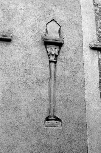 Elévation est sur l'impasse, détail : vestiges d'une fenêtre géminée du deuxième étage (état en 1971).