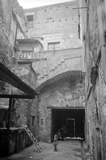 Corps de passage avec les vestiges de l'escalier médiéval vu depuis la cour (état en 1971).