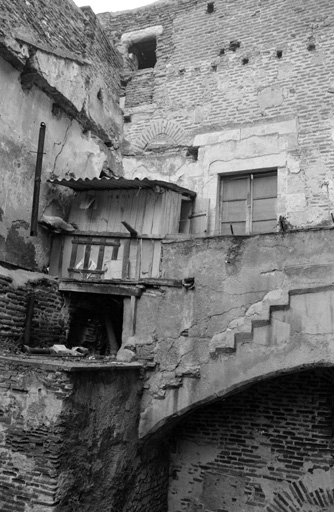 Corps de passage avec les vestiges de l'escalier médiéval vu depuis la cour, détail (état en 1971).