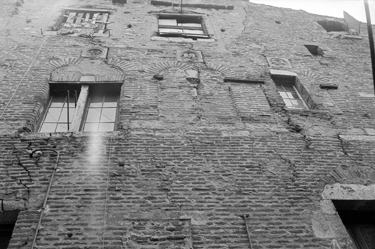 Corps principal, élévation sur la cour, partie haute (état en 1971).