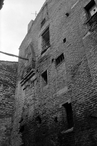 Corps principal, élévation est, quart supérieur gauche (état en 1971).