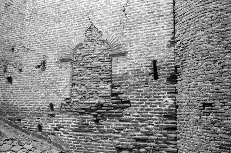 Cour, mur mitoyen ouest, détail : vestiges d'une fenêtre géminée (état en 1971).