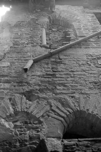 Façade nord sur une cour, détail : fenêtres géminées des 2e et 3e niveaux (état en 1971).