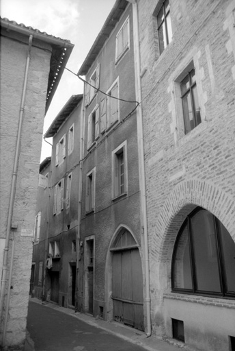 N° 62. Elévation nord sur la rue, vue depuis le nord-ouest.