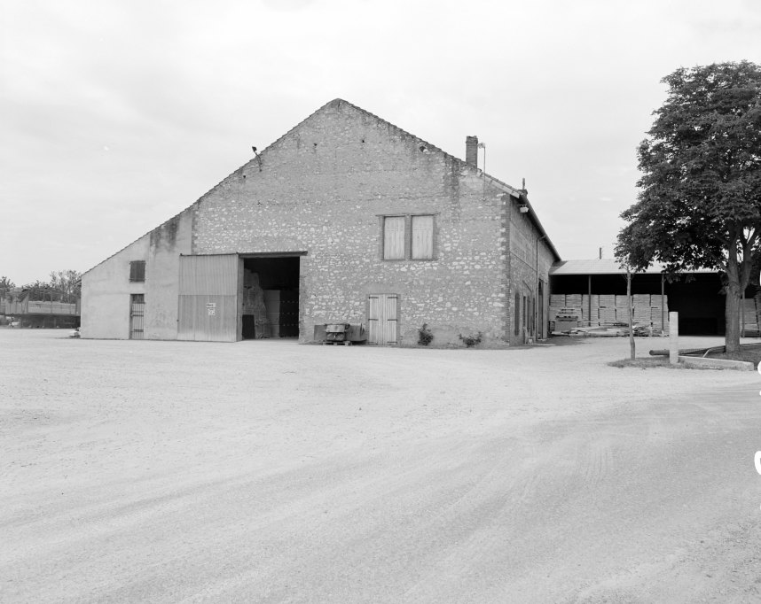 Façade nord avec enseigne "DITILLERIE DU GAILLACOIS".