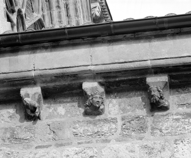 Chapelle Sainte-Anne, élévation ouest sur la place Chapou : modillons de gauche.