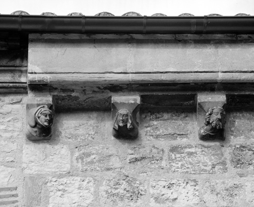 Chapelle Sainte-Anne, élévation ouest sur la place Chapou : modillons de droite.