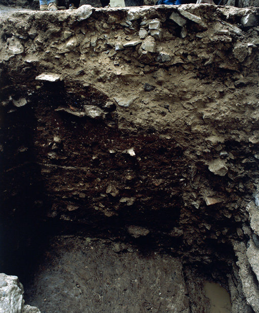 Portail nord, fouilles de mars 1991 : coupe stratigraphique sur la tranchée de fondation.