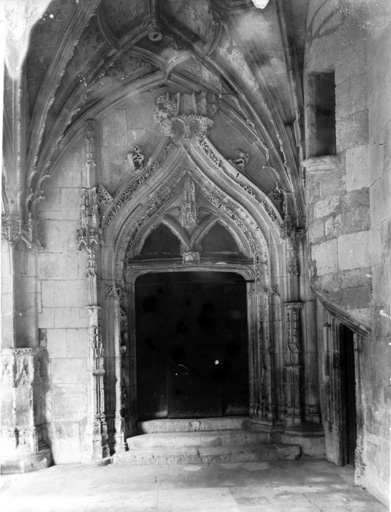 Galerie orientale du cloître, vers 1900 : porte donnant sur la cathédrale.